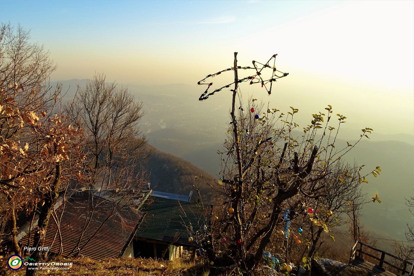 84 Stella e albero di Natale sul Monte Ubione.JPG